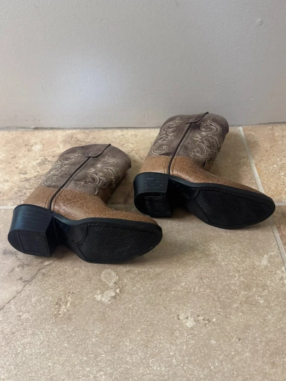 Kids size 8 Cowboy boots